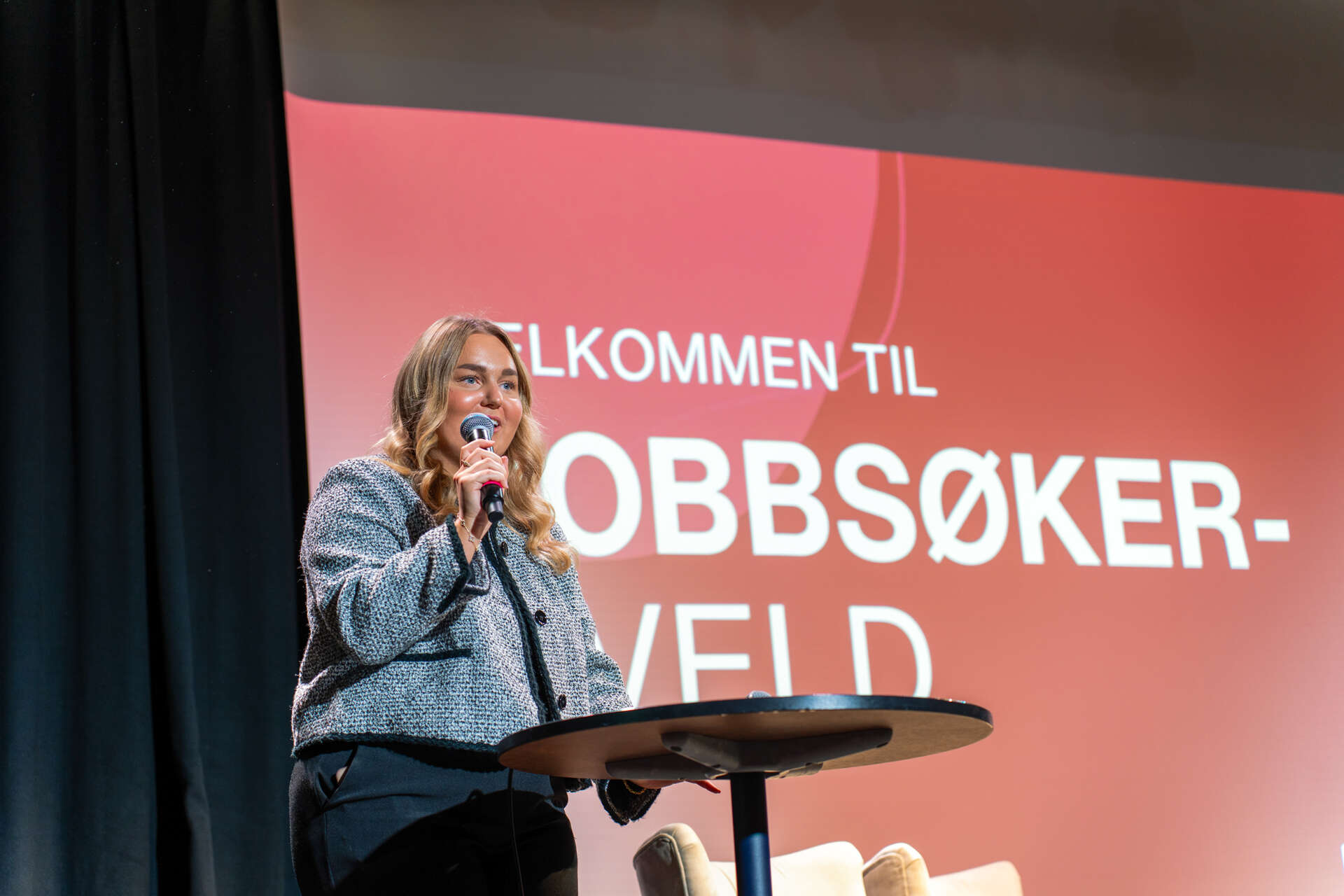 Konferansier på scenen.