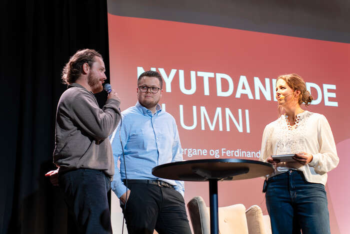 To nyutdannede på scenen forteller sin historie.