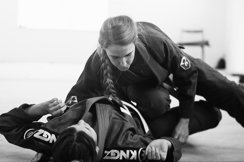 Bildet kan inneholde: bukse, sportsuniform, kampsport uniform, grappling, sports utstyr.