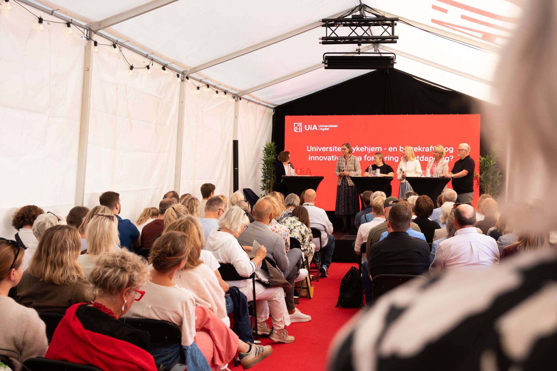 Photo of the tent at full capacity in Langbrygga in Arendal. 