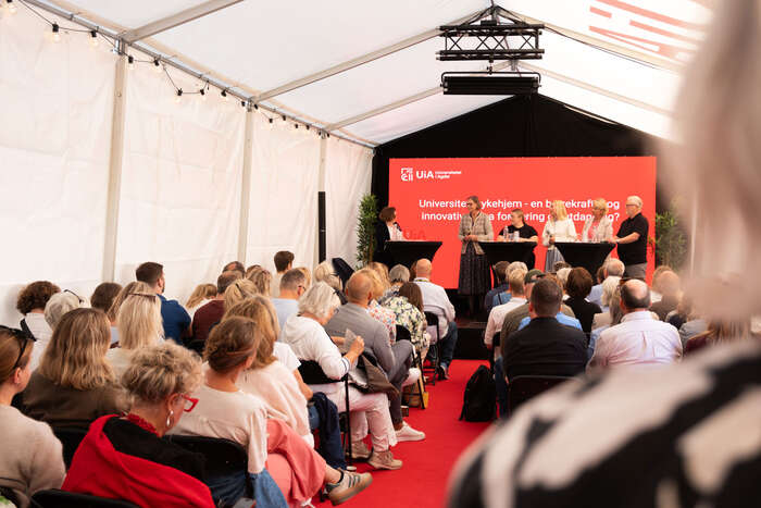 Photo of the tent at full capacity in Langbrygga in Arendal. 