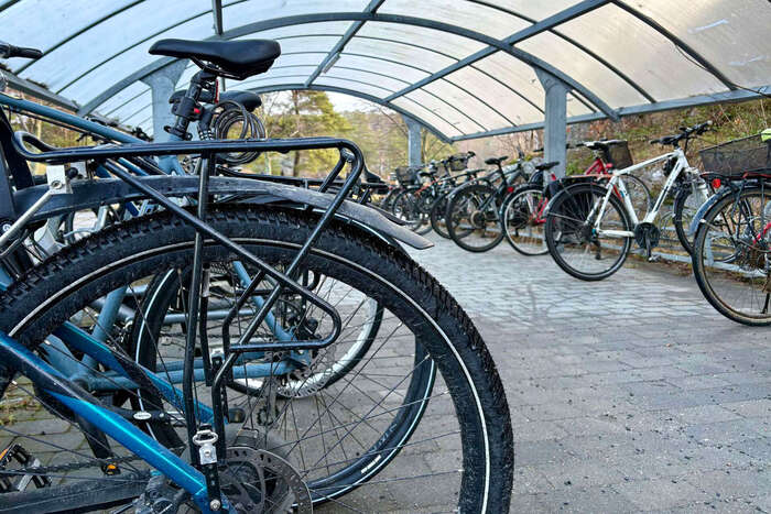 Et bilde av flere sykler som brukes som et illustrasjonsbilde