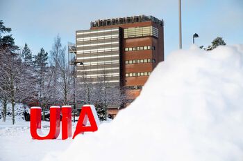 Bildet kan inneholde: himmel, snø, bygning, skråningen, tre.