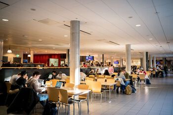 Bildet kan inneholde: bord, stol, belysning, arkitektur, interiørdesign.