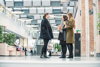 Bildet kan inneholde: dagtid, arkitektur, lår, fritid, bagasje og vesker.
