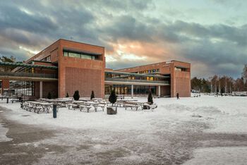Bildet kan inneholde: sky, himmel, bygning, snø, tre.