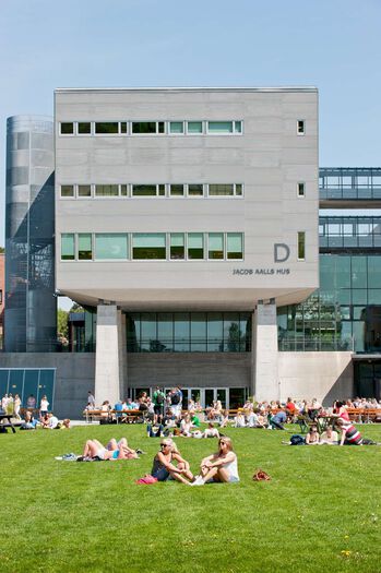 Bildet kan inneholde: bygning, anlegg, himmel, urbant design, offentlig område.