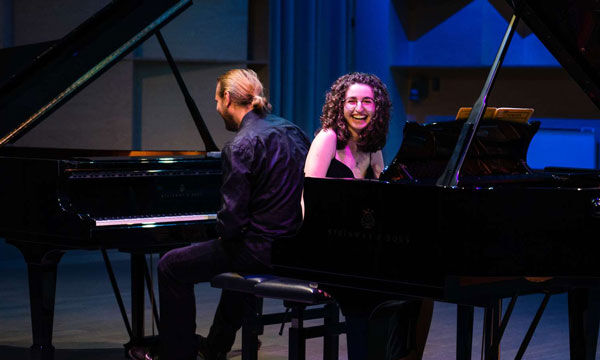 Bildet kan inneholde: musikkinstrument, musiker, tastatur, piano, konsert.