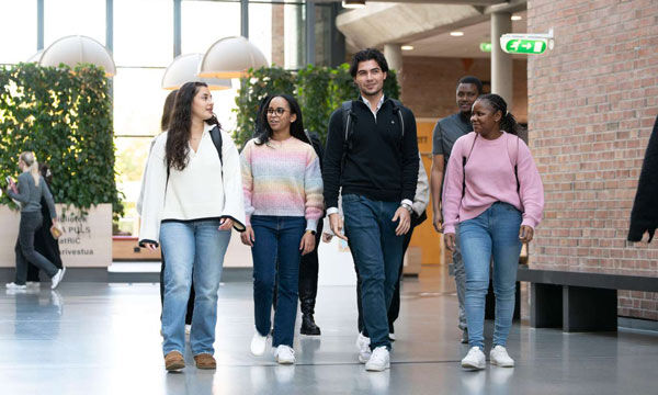 Bildet kan inneholde: mennesker, bukse, denim, sko, bein.