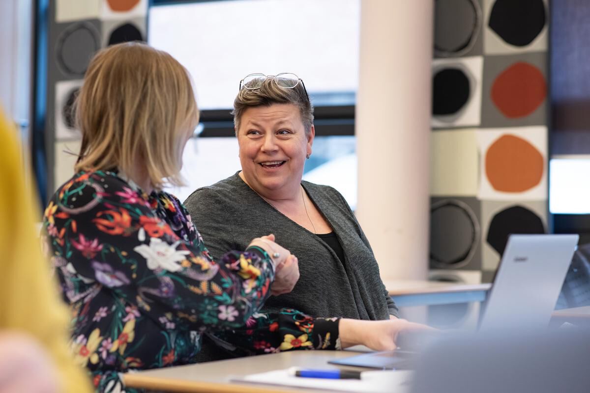 Bildet kan inneholde: person, hår, smil, interiørdesign, møbler.