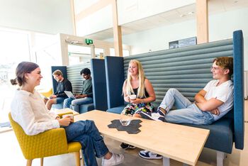 Bildet kan inneholde: møbler, bord, komfort, interiørdesign, sofa.