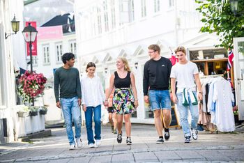 Bildet kan inneholde: fottøy, shorts, sko, anlegg, hvit.