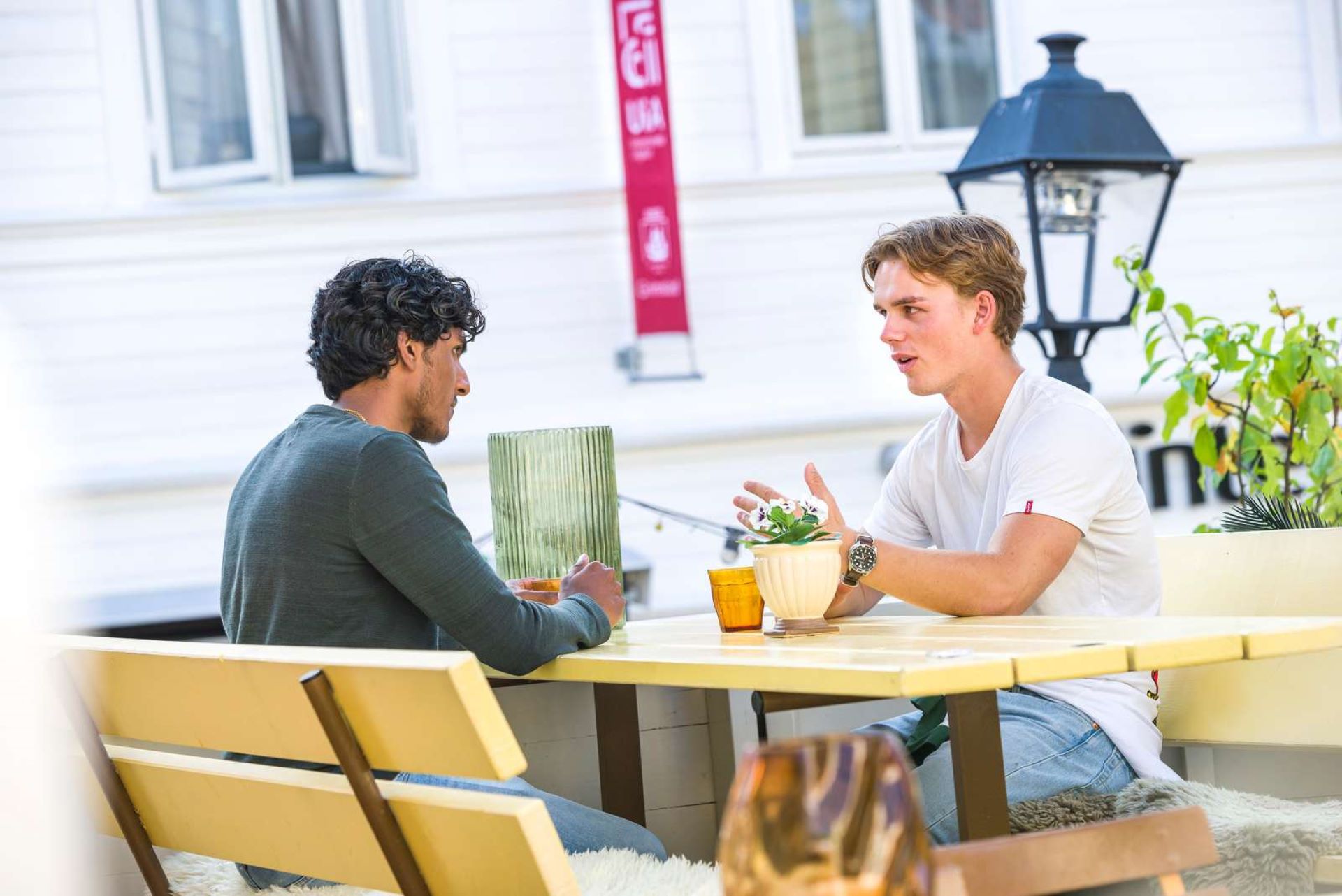 Bildet kan inneholde: bord, dagtid, eiendom, møbler, anlegg.