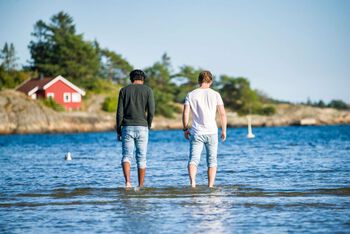 Bildet kan inneholde: vann, himmel, jeans, shorts, blå.