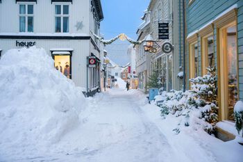 Bildet kan inneholde: snø, vindu, bygning, himmel, anlegg.