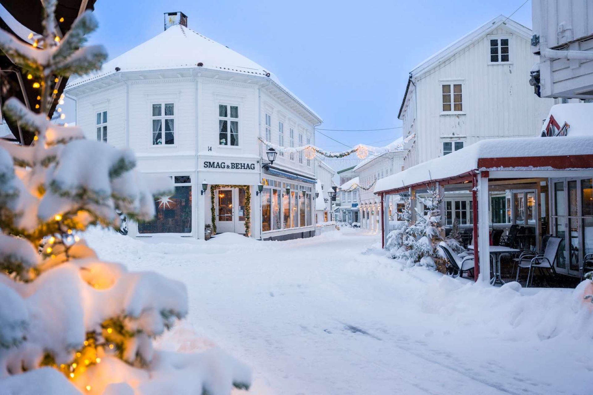 Bildet kan inneholde: snø, himmel, bygning, vindu, hus.
