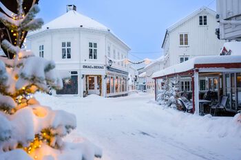 Bildet kan inneholde: snø, himmel, bygning, vindu, hus.