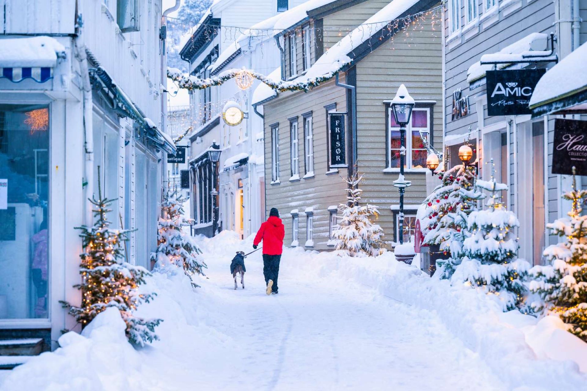 Bildet kan inneholde: snø, vindu, anlegg, bygning, blå.
