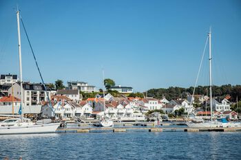 Bildet kan inneholde: vann, himmel, båt, vannskuter, bygning.