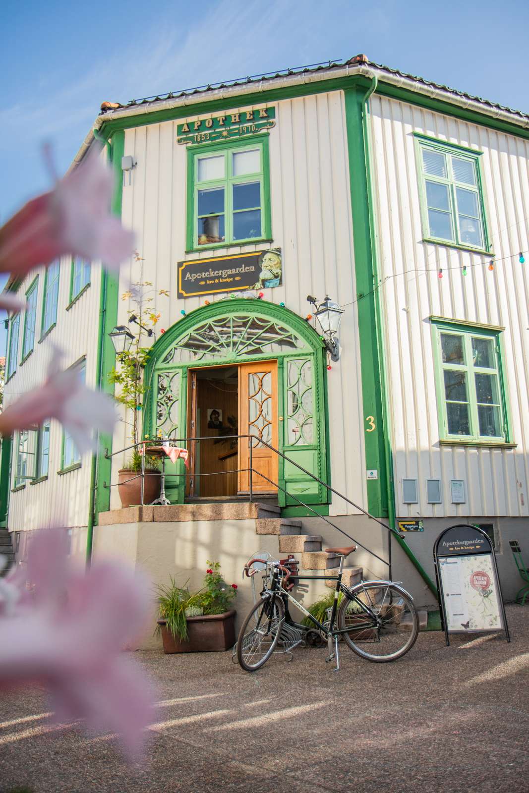 Bildet kan inneholde: sykkel, hjul, bygning, himmel, vindu.