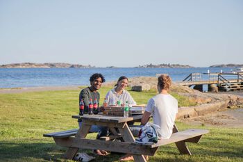 Bildet kan inneholde: vann, himmel, bord, utebenk, møbler.