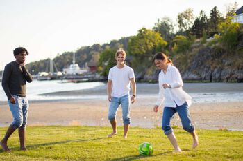 Bildet kan inneholde: jeans, bukse, vann, himmel, dagtid.