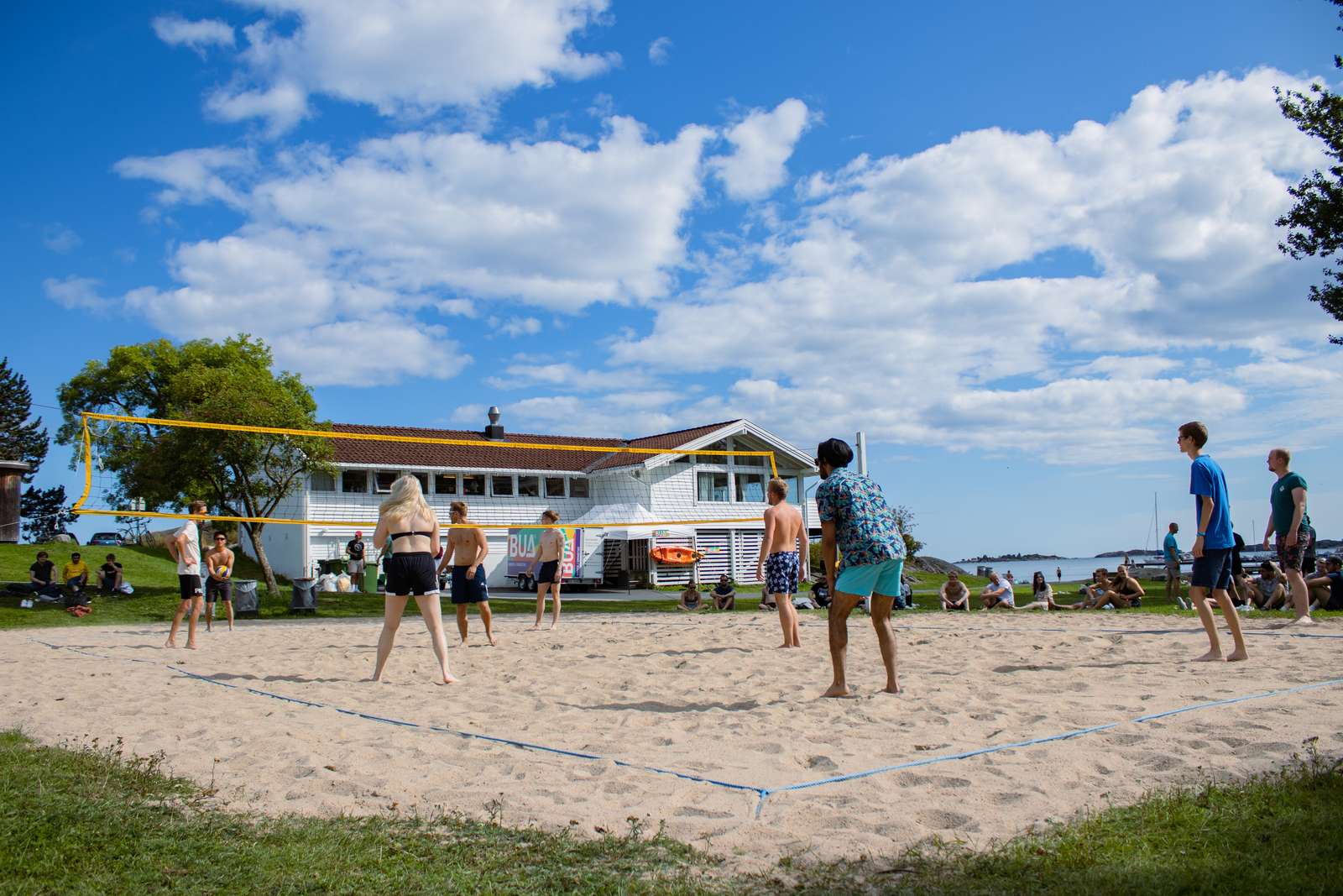 Bildet kan inneholde: himmel, sky, aktiv shorts, trunks, anlegg.