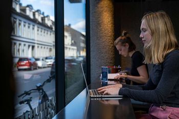Bildet kan inneholde: hjul, laptop, datamaskin, personlig datamaskin, dekk.