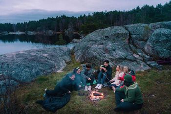 Bildet kan inneholde: himmel, vann, anlegg, fjell, tre.