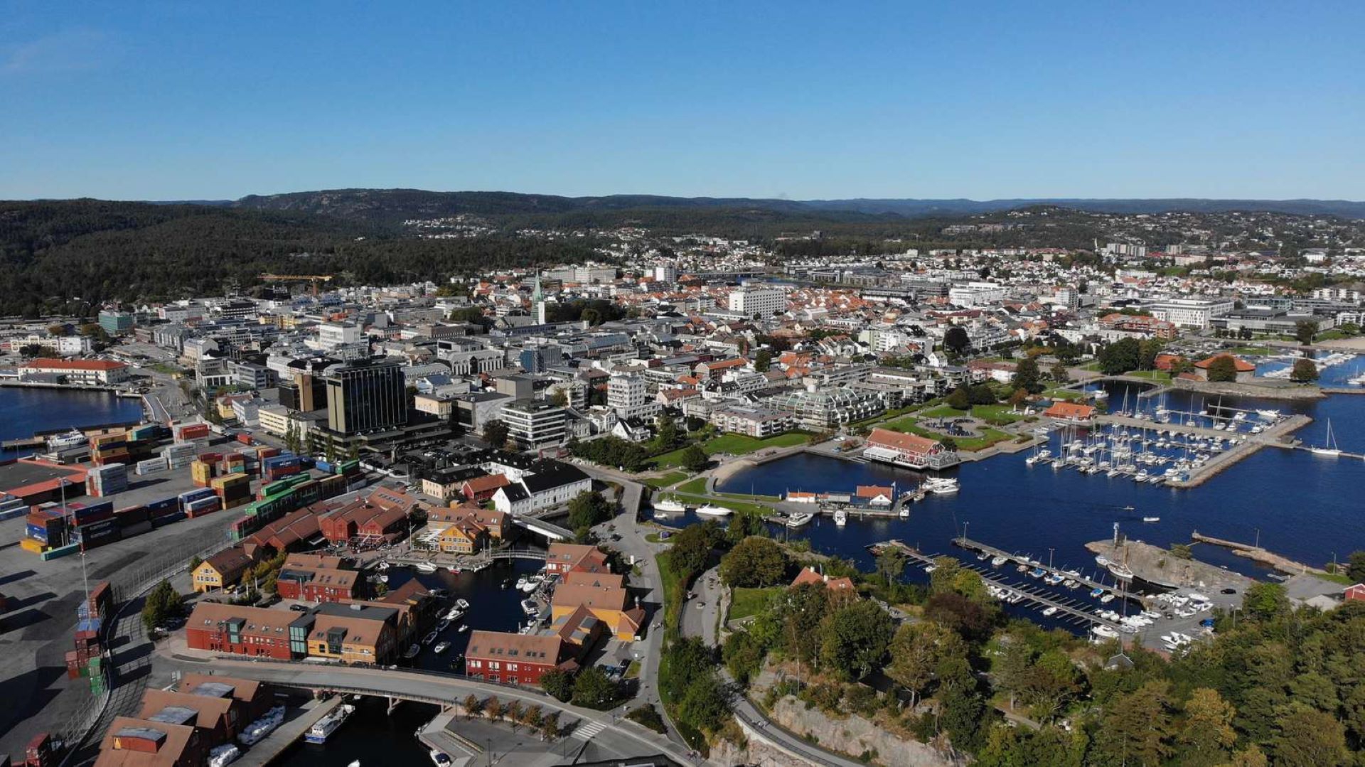 Bildet kan inneholde: himmel, bygning, vann, båt, arkitektur.