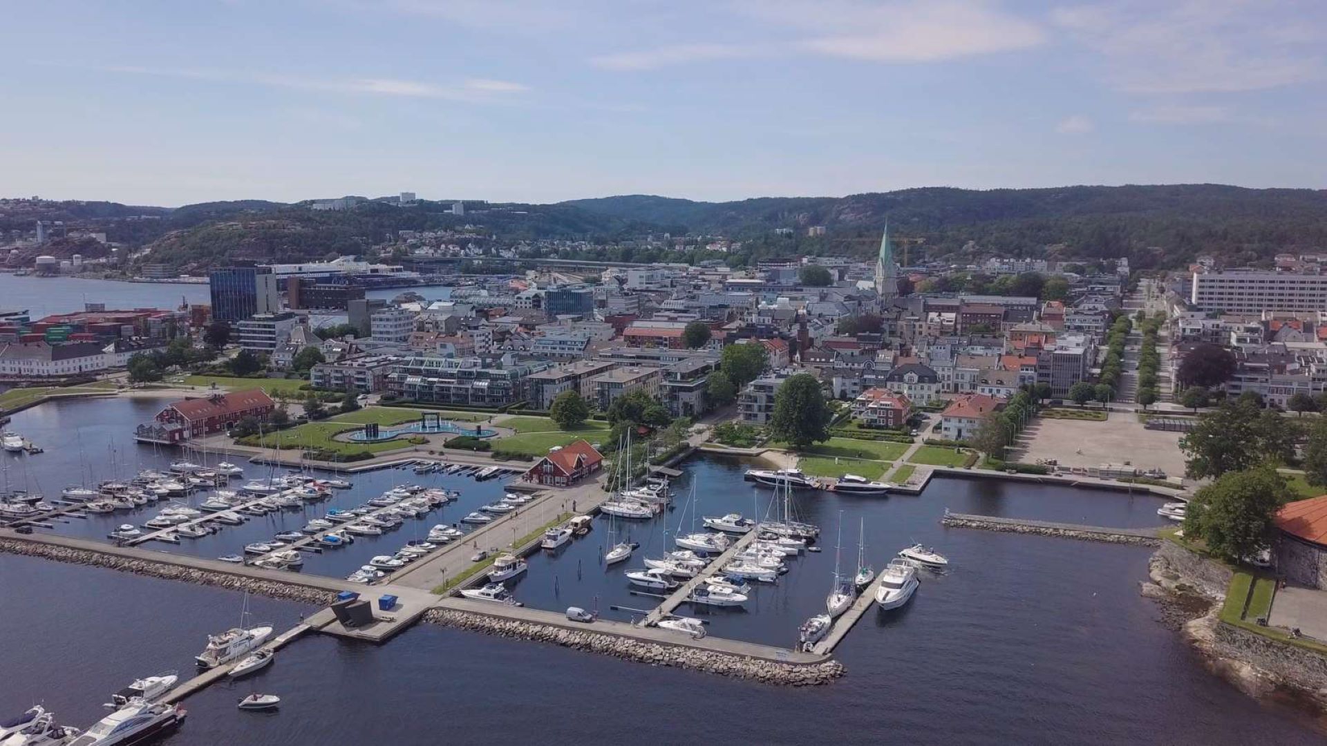 Bildet kan inneholde: vann, vannforsyning, himmel, bygning, vannskuter.