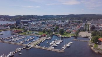 Bildet kan inneholde: vann, vannforsyning, himmel, bygning, vannskuter.