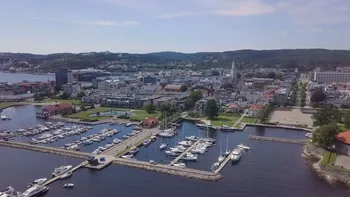 Bildet kan inneholde: vann, himmel, vannforsyning, vannskuter, bygning.