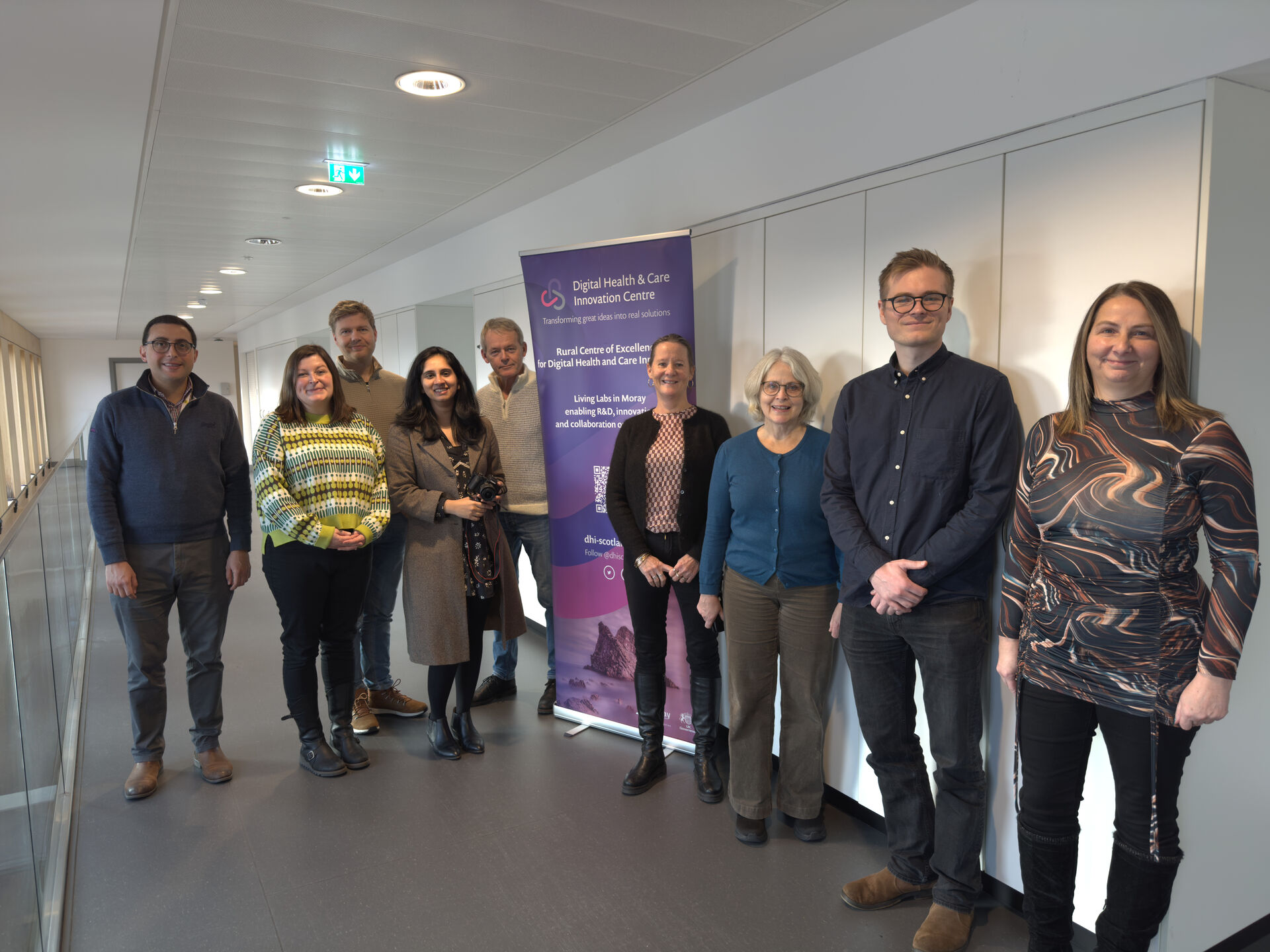 gruppebilde inne, 9 personer