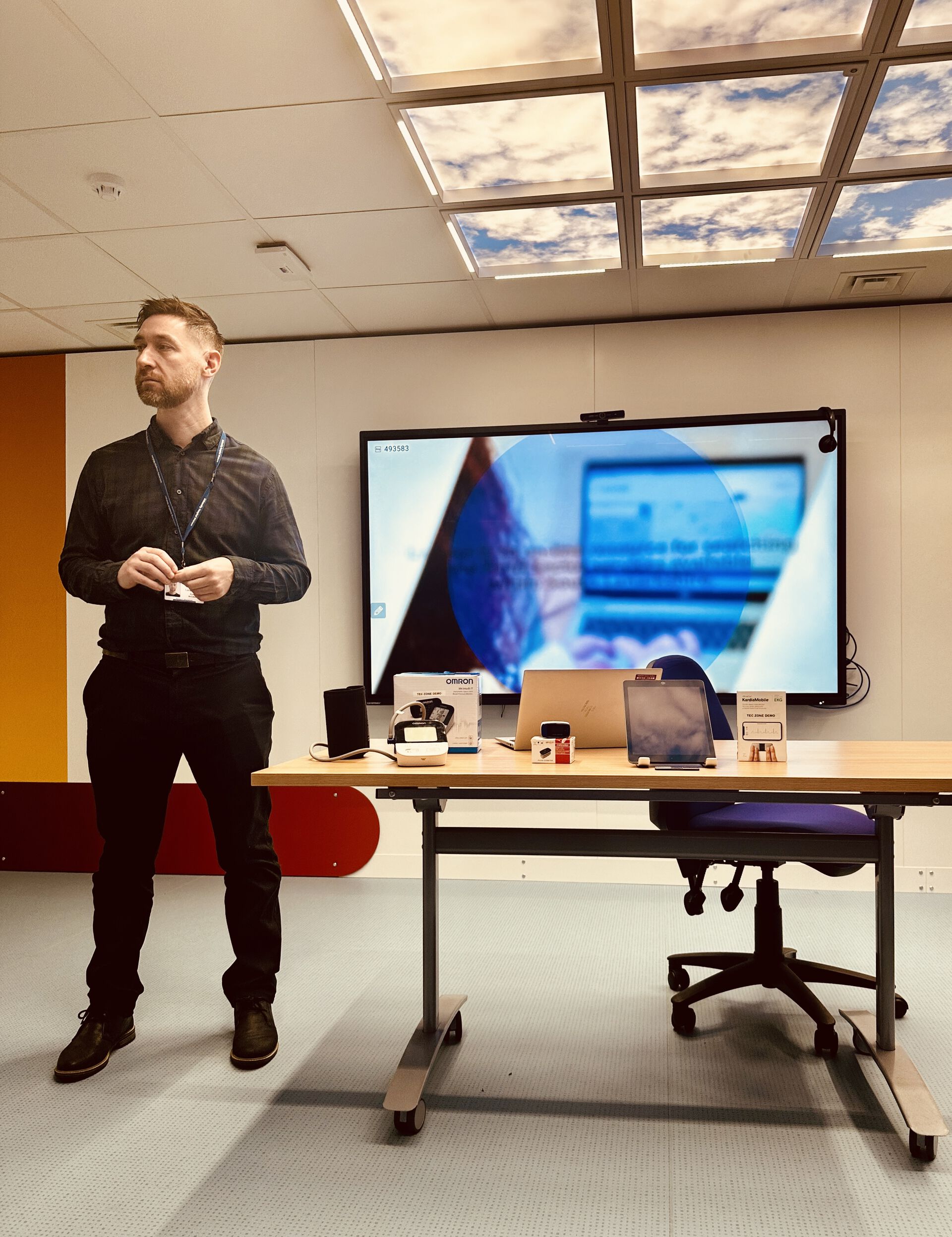 Bildet kan inneholde: bord, møbler, computer, interiørdesign, stående.