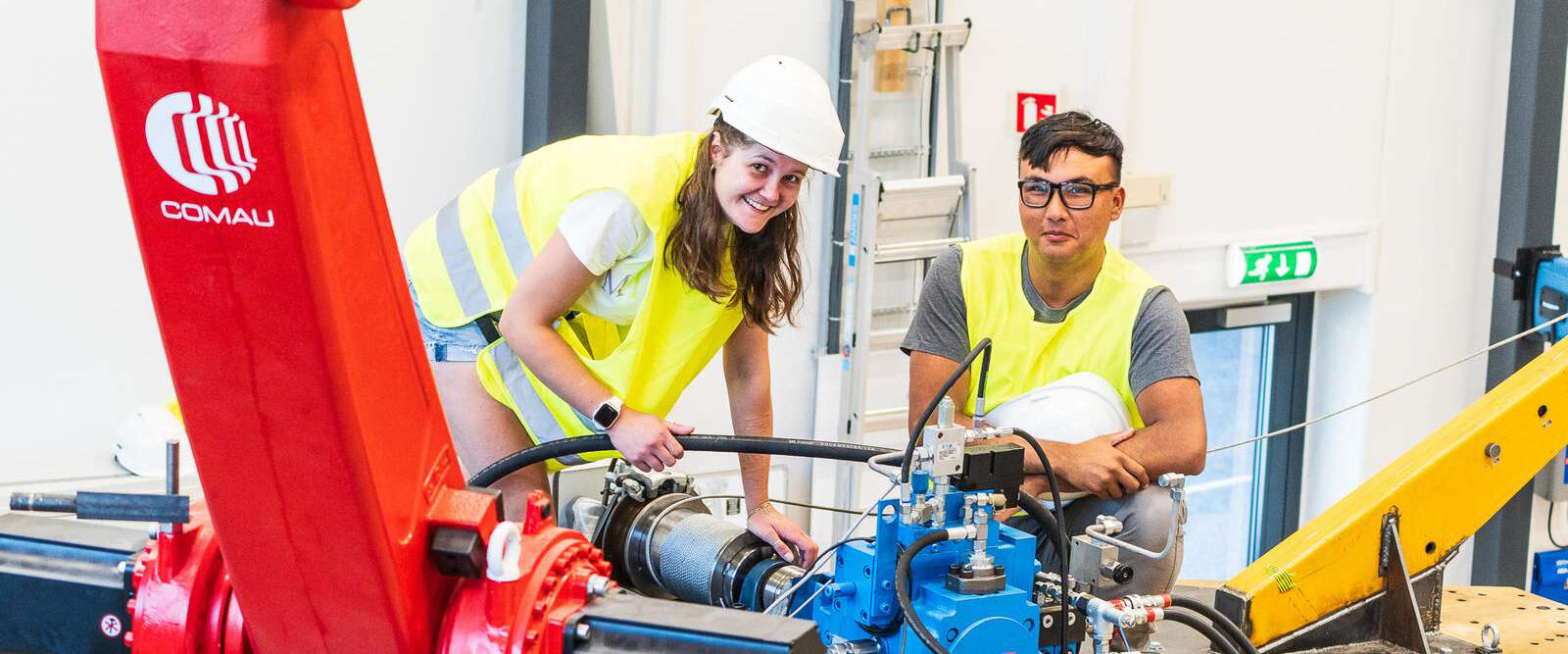 Bildet kan inneholde: smil, arbeidstøy, hjelm, motorkjøretøy, engineering.