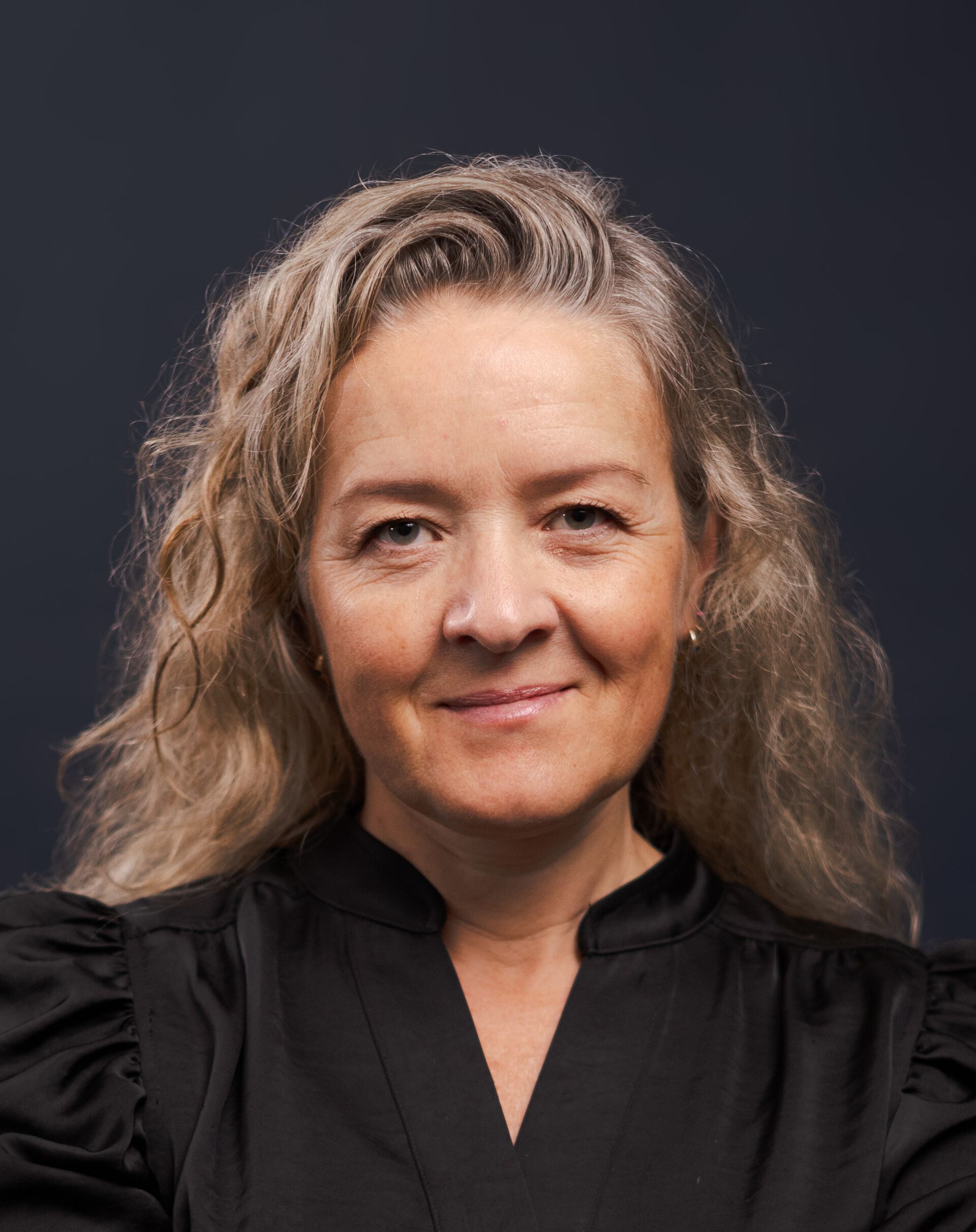 PhD candidate profile picture, smiling, clothed in black