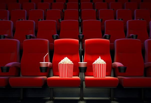 Bildet kan inneholde: rød, auditorium, kino, teater, konferansesal.