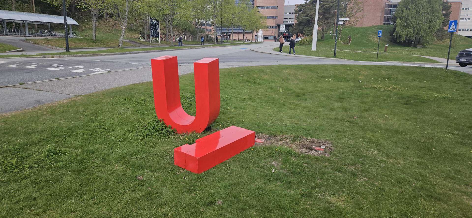 Vandalised UiA letters