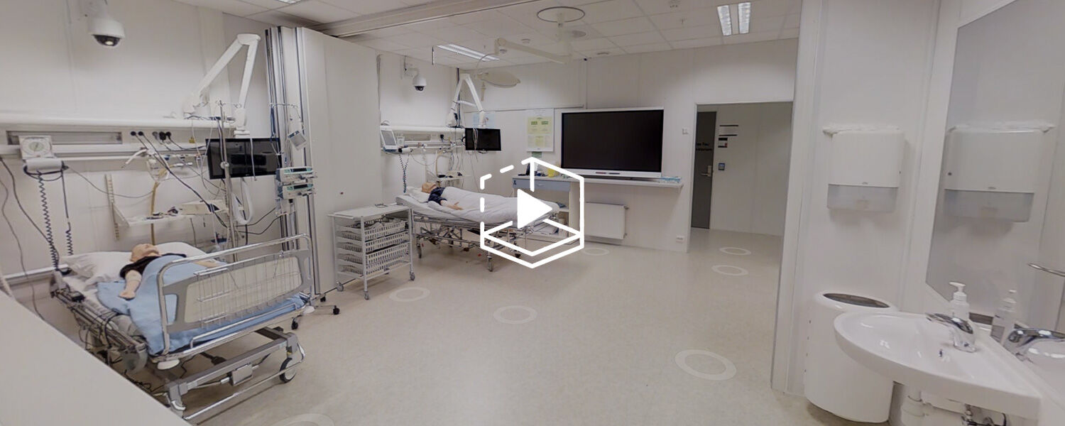 Stillbilde fra Klinikklaboratoriet som viser en simuleringsdukke i en seng