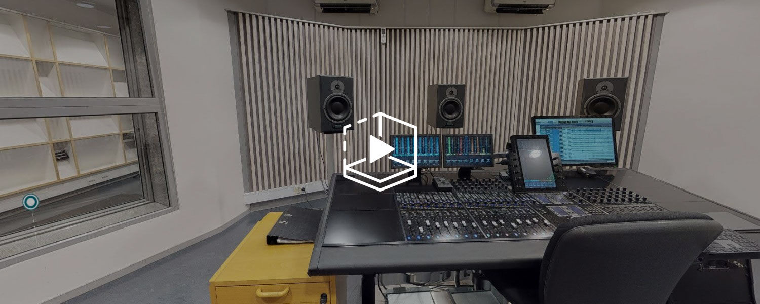 Bildet kan inneholde: elektronisk enhet, lydutstyr, dataskjerm, studio, miksekonsoll.
