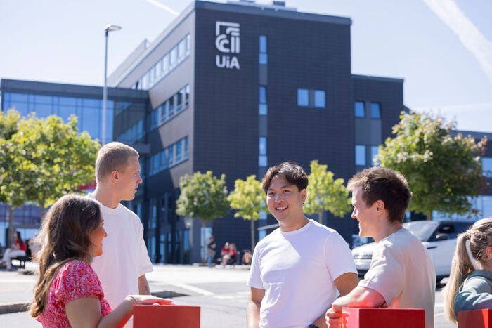 A group of students in front of Campus Grimstad