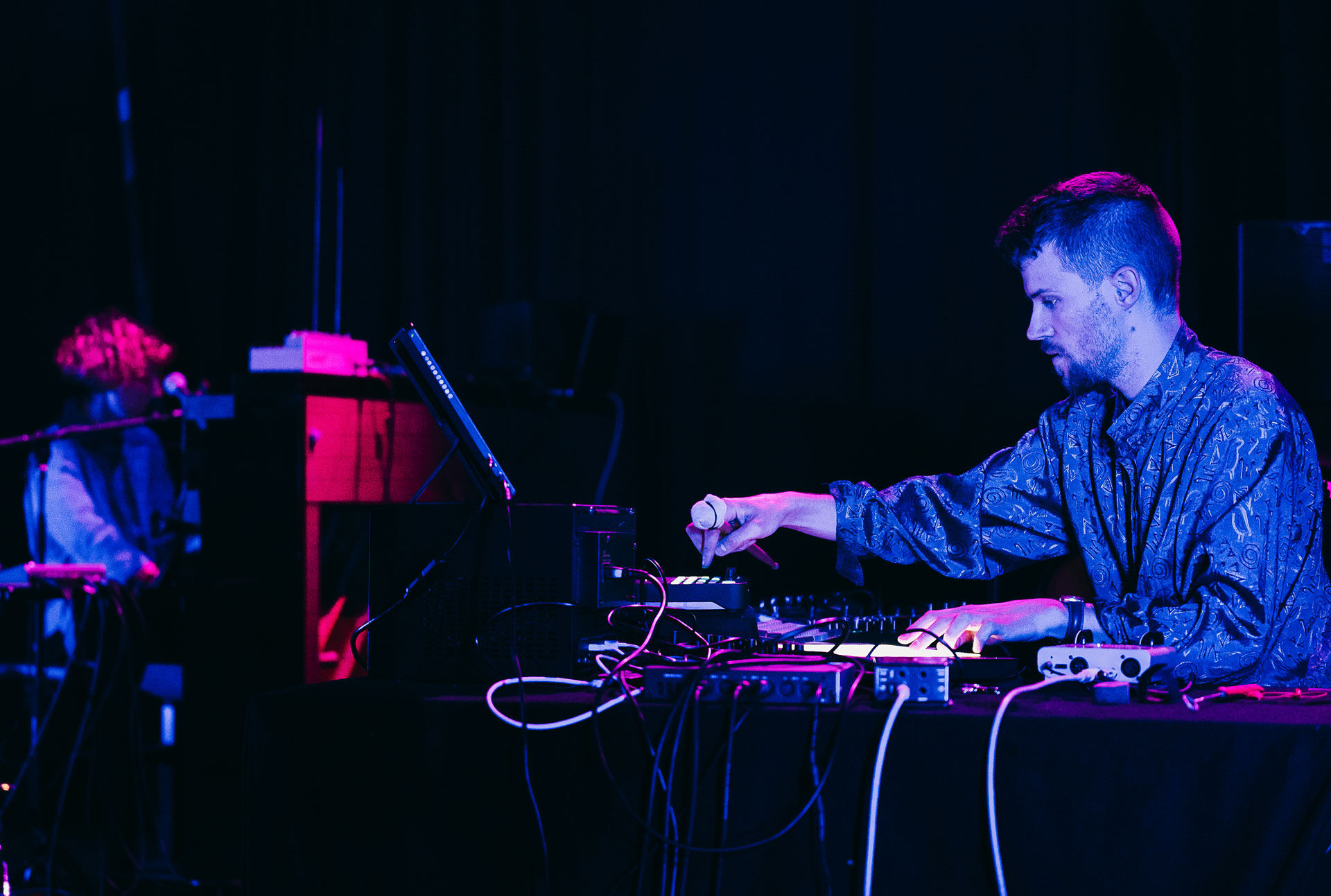 To elektroniske musikere på scenen