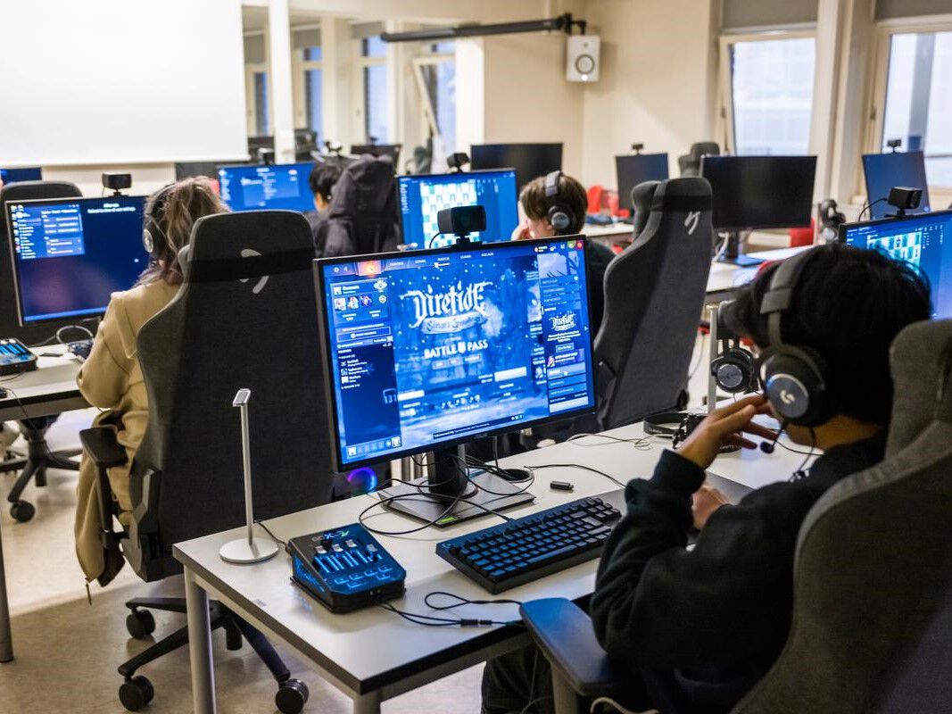 Bildet kan inneholde: datamaskin, smil, personlig datamaskin, data-tastatur, bord.