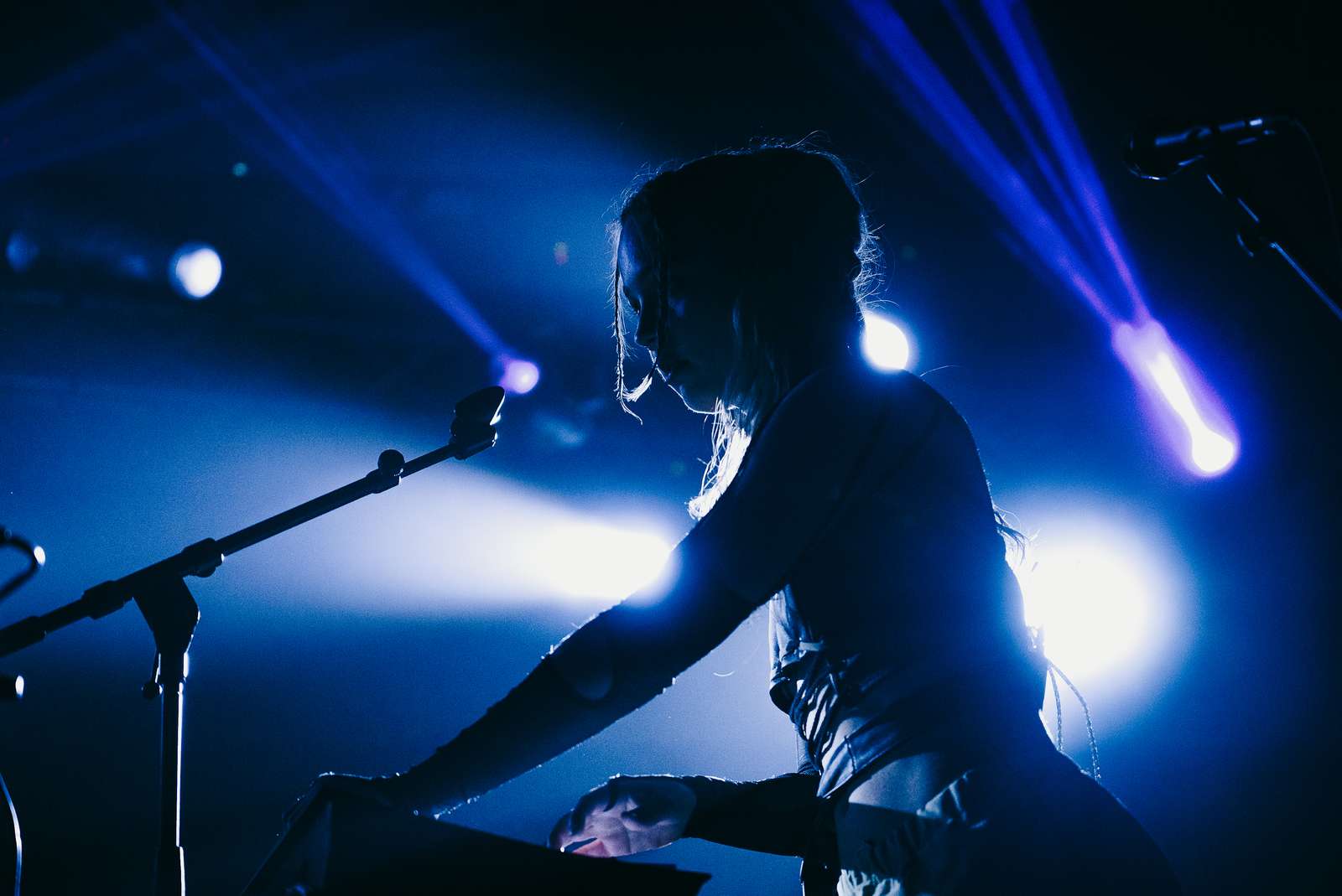 Bilde av noen person på scenen som spiller elektronisk musikk