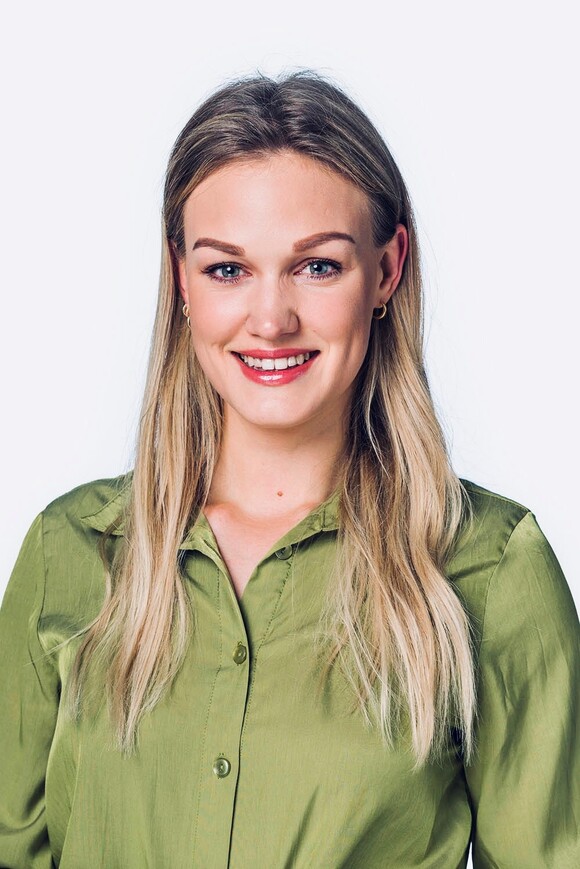 Bildet kan inneholde: person, panne, ansikt, hår, smil.
