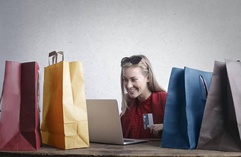 Kvinne som shopper på nettet.
