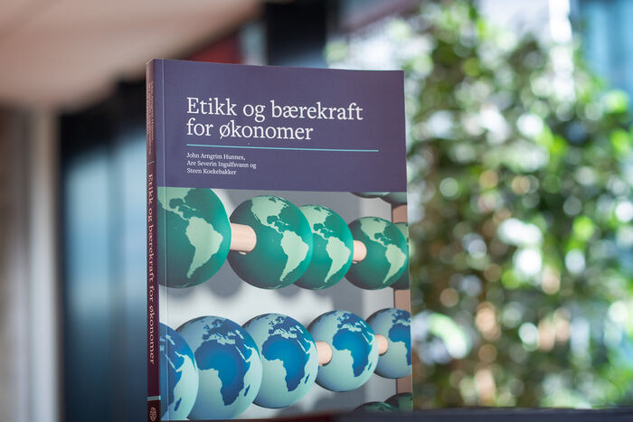Bildet viser boka som artikkelen handler om.