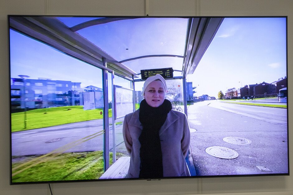 Deltaker på innArbeid-prosjektet på busstopp
