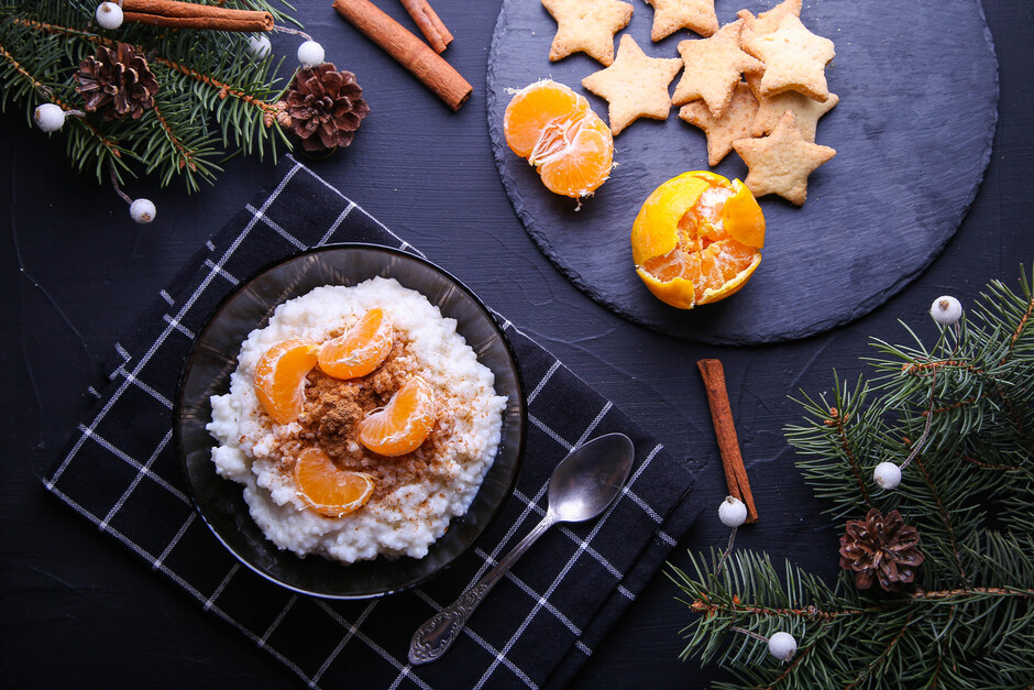 illustrasjonsbilde av jul, klementiner og pepperkaker
